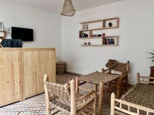 Televiisor ja/või meelelahutuskeskus majutusasutuses Eco Bay Surf House