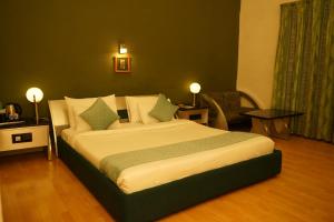 Postel nebo postele na pokoji v ubytování DNC Shevaroys Resorts & Spa