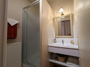 a bathroom with a sink and a shower with a mirror at Chambres d'hôtes de charme au Pays des Châteaux avec Wi-Fi - FR-1-590-333 in Tavers +25 photos