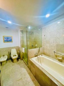 O baie la Gorgeous service suite at times square kl +24 fotografii