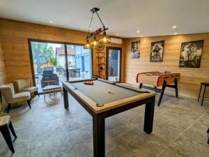 ein Wohnzimmer mit einem Billardtisch darin in der Unterkunft Chalet cosy avec sauna et spa dans le Massif des Vosges - FR-1-589-672 in Dommartin-lès-Remiremont