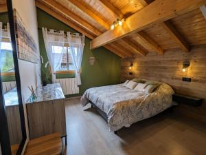 ein Schlafzimmer mit einem Bett in einem Zimmer mit Holzdecken in der Unterkunft Chalet cosy avec sauna et spa dans le Massif des Vosges - FR-1-589-672 in Dommartin-lès-Remiremont