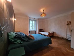 una piccola camera da letto con un letto e una finestra di Maison de ville conviviale avec jardin proche d'Argenton-sur-Creuse - FR-1-591-628 a Saint-Marcel