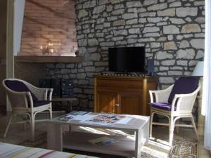 TV a/nebo společenská místnost v ubytování Studio cosy à Nancy, proche centre, wifi inclus - FR-1-584-333