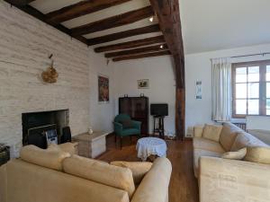 Χώρος καθιστικού στο Grande maison de campagne avec jardin et cheminée près d'une plage - FR-1-591-634
