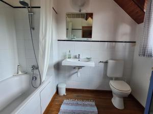 Ένα μπάνιο στο Grande maison de campagne avec jardin et cheminée près d'une plage - FR-1-591-634 +27 φωτογραφίες