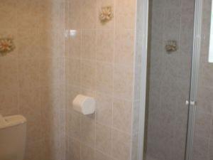 Koupelna v ubytování Gîte confortable près de Gérardmer avec terrasse et accueil chaleureux - FR-1-589-676 + 8 fotografií