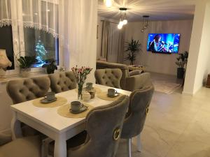 Μια τηλεόραση ή/και κέντρο ψυχαγωγίας στο Apartamenty ARNIKA