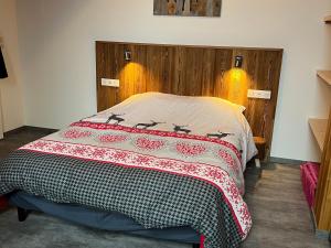 a bedroom with a bed with a blanket on it at Appartement moderne à La Bresse, 2 chambres, accès PMR - FR-1-589-687 in La Bresse