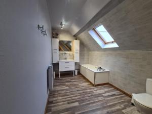 ein Badezimmer mit Waschbecken und Toilette in der Unterkunft Maison en Berry avec jardin clos près du lac d'Eguzon - FR-1-591-651 in Orsennes + 27 Fotos