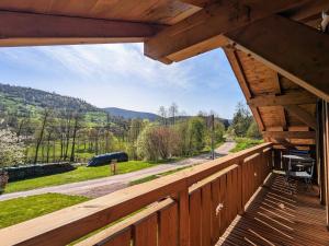 Aussicht von der Veranda eines Holzhauses in der Unterkunft Chalet au cœur des Vosges avec sauna, terrasse et connexion WIFI - FR-1-589-692 in Cornimont