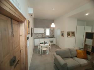 a living room with a couch and a table at casAlitti in Bitonto