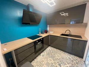 O bucătărie sau chicinetă la Appartement cosy au centre d'Épinal, proche attractions - FR-1-589-694 +5 fotografii