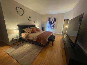 ein Schlafzimmer mit einem Bett mit zwei Herzen an der Wand in der Unterkunft Appartement bourgeois et moderne au cœur d'Épinal, idéal pour découvrir la ville - FR-1-589-691 in Épinal