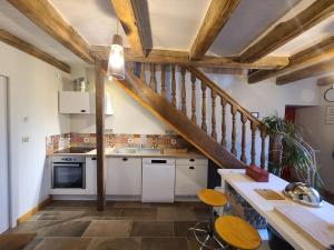 Η κουζίνα ή μικρή κουζίνα στο Gîte familial 6 pers, vallée Vosges, proche Vittel, parking, jardin - FR-1-589-697