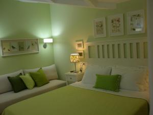 Кровать или кровати в номере Haris Hotel Apartments and Suites