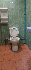 a bathroom with a toilet and a sink at Jomtien nighttrip hous in Jomtien Beach