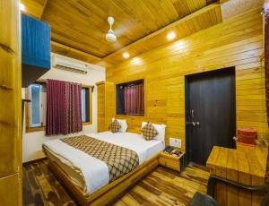 Rúm í herbergi á Hotel Prince-Near Jaisalmer Fort