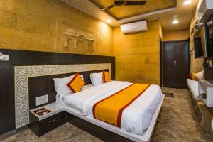 Rúm í herbergi á Hotel Prince-Near Jaisalmer Fort