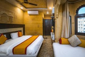 Rúm í herbergi á Hotel Prince-Near Jaisalmer Fort