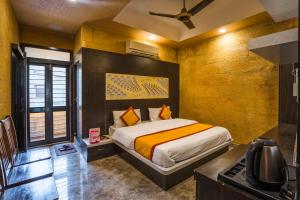 Rúm í herbergi á Hotel Prince-Near Jaisalmer Fort