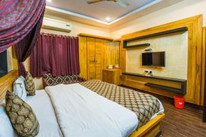 Rúm í herbergi á Hotel Prince-Near Jaisalmer Fort