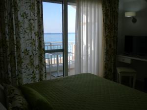 Кровать или кровати в номере Haris Hotel Apartments and Suites