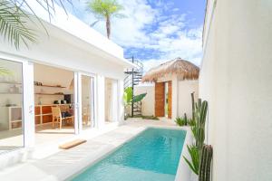 una villa con piscina y una casa en Kokomo Villas by Aayan, en Canggu