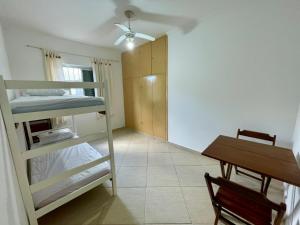 En eller flere senge i et værelse på Apartamento aconchegante no Centro de Peruibe