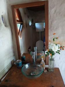 eine Badezimmerablage mit Waschbecken und Spiegel in der Unterkunft Espacio Tierra in Punta Colorada