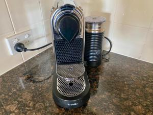 un mixeur posé sur un comptoir à côté d'une cafetière dans l'établissement Willmett Street 3/19, à Townsville