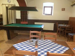 Biliár nebo kulečník v ubytování Penzion Na Majlantě