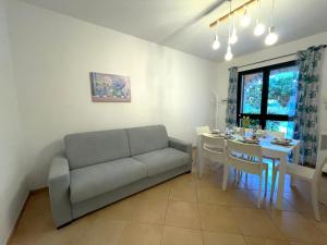 ヴァッレドーリアにあるAffittimoderni Valledoria - i 4 Moriのソファとテーブルのあるリビングルーム