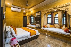Postel nebo postele na pokoji v ubytování Hotel Prince-Near Jaisalmer Fort + 37 fotografií