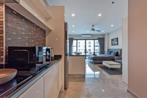 Dapur atau dapur kecil di Beachfront condo Phratamnak