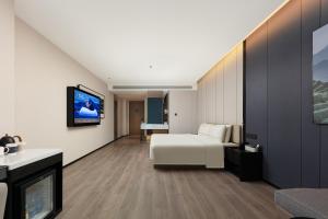 TV a/nebo společenská místnost v ubytování Atour Hotel Neijiang North Railway Station Chuanhua Plaza