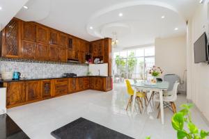 Kuchyň nebo kuchyňský kout v ubytování Homestay Bãi Sau - 5 phòng ngủ - 30 Võ Thị Sáu - Free karaoke