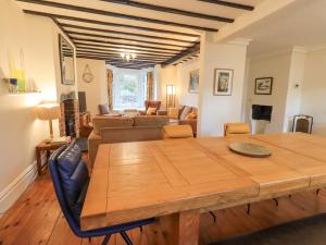 Una sala de estar con una mesa de madera y un sofá. en Greta Mill, en Keswick