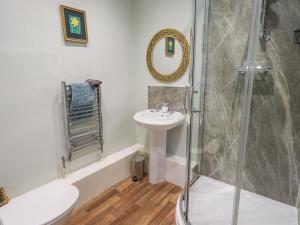 un baño con lavabo y ducha en Greta Mill, en Keswick 43 fotos más