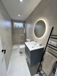 デニアにあるLalola villas - Apartamento privado Deniaの洗面台、トイレ、鏡のあるバスルーム