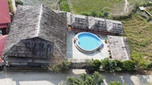 萨帕Khen Mong Nature Hotel的带游泳池的房子的俯视图