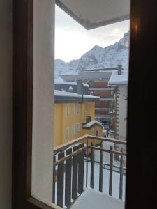 Aussicht aus einem Fenster eines Gebäudes in der Unterkunft Aleksander ski apartment in Breuil-Cervinia