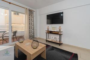 salon ze stołem i telewizorem w obiekcie Central apartment Urb Canada w mieście El Campello
