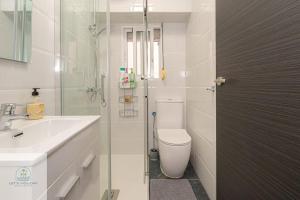 łazienka z toaletą, umywalką i prysznicem w obiekcie Central apartment Urb Canada w mieście El Campello +12 zdjęć
