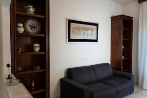 a living room with a blue couch and a shelf at La Tartaruga in Siena