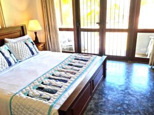 Postel nebo postele na pokoji v ubytování Ardeen Villa - superb 3 bedroom beachfront for 6, BB, free pick up for 7 night stays arriving together, fully serviced, taxes included