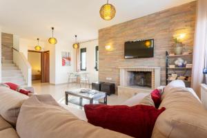 ゲラニにあるVilla Oliveのソファと暖炉のあるリビングルーム