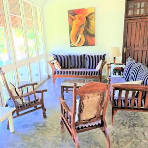 Posezení v ubytování Ardeen Villa - superb 3 bedroom beachfront for 6, BB, free pick up for 7 night stays arriving together, fully serviced, taxes included