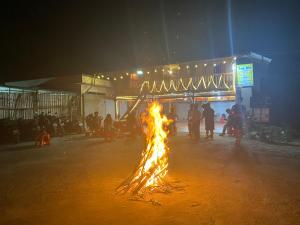 a fire in the middle of a street at night at Tuệ Nhi Homestay Ngườm Ngao Bản Giốc in Cao Bằng
