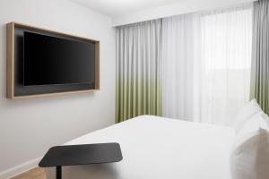 Hampton By Hilton Nuneaton客房内的一张或多张床位